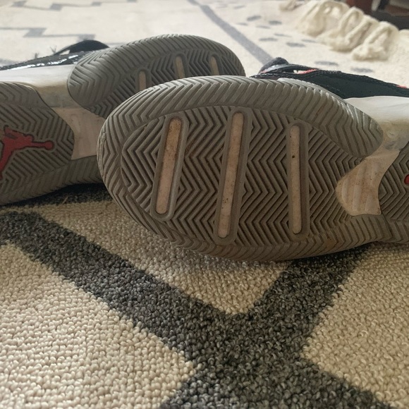 Youth Jordan 11 Size 2. - Picture 8 of 10